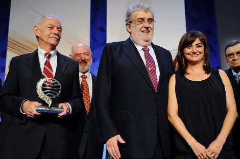 El presidente del Grupo Planeta, José Manuel Lara (c), junto al ganador, Eduardo Mendoza (i) y la finalista, Carmen Amoraga (d). | Afp