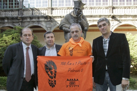 Los tres portavoces parlamentarios gallegos y el el presidente de la Coordinadora Galega ONGD. | Efe