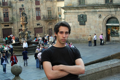El autor, Francisco Lorenzo, en la compostelana Plaza de las Plateras. | M. M.