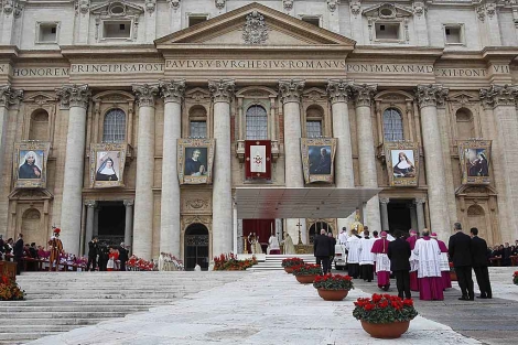 La fachada de la baslica de San Pedro, con los retratos de los seis nuevos santos. | Reuters