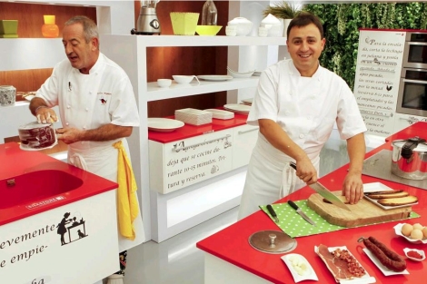 Patxi Trula, a la izquierda, prepara un plato mientras Karlos Arguiano friega un cacharro. | Justy Garca