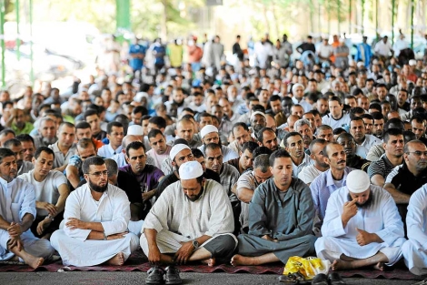 Fieles musulmanes rezando en un oratorio improvisado en Lleida | L. Sansent