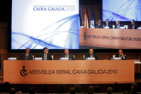 En el centro, el presidente de Caixa Galicia, Mauro Varela, junto a miembros del consejo. | Efe