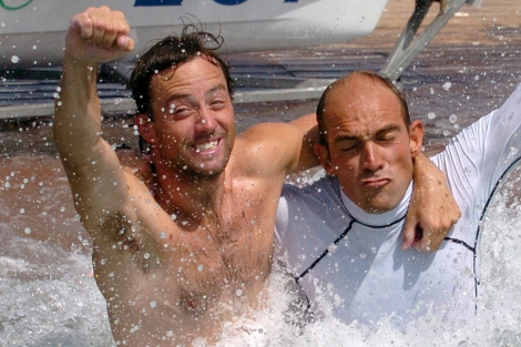 Iker Martínez y Xabier Fernández celebran el oro de Atenas 2004. | Efe
