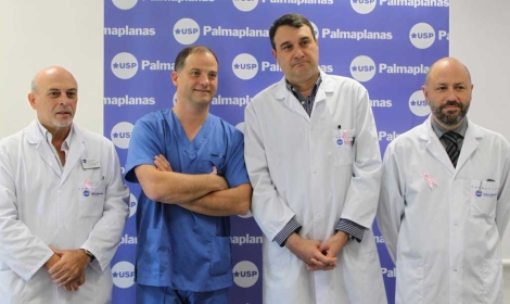 El equipo de cirujanos, liderado por Ramn Llull, segundo por la izquierda.