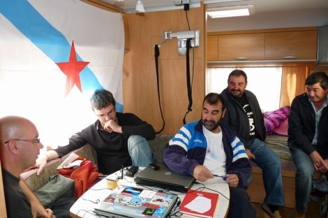 Los sindicalistas en huelga, en el centro de la imagen, en una caravana. | M.N.