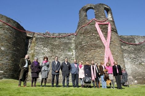Lazo rosa en la muralla de Lugo en recuerdo del cáncer de mama. | Efe