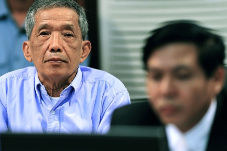El jefe de los toturadores del Jemer Rojo, Kaing Guek Eav, durante un juicio el pasado mes de julio. | Afp