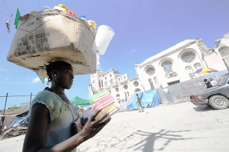 Una mujer haitiana vende artculos frente a la catedal de Puerto Prncipe, la semana pasada.AFP