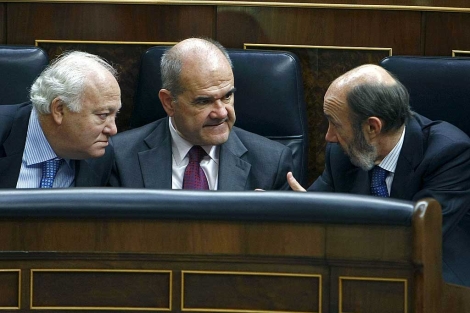Miguel ngel Moratinos, Manuel Chaves y Alfredo Prez Rubalcaba, en el Congreso. | Efe