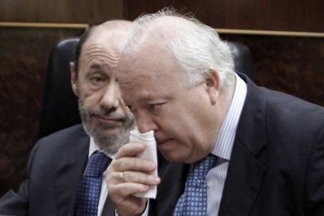 Moratinos junto a Rubalcaba, apesudambrado este mircoles en el Congreso.