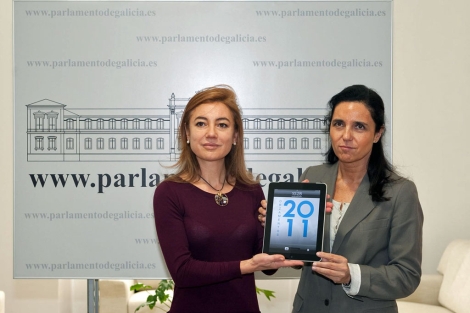 La conselleira de Facenda y la presidenta del Parlamento, con los presupuestos de 2011 en formato iPad. | Xunta