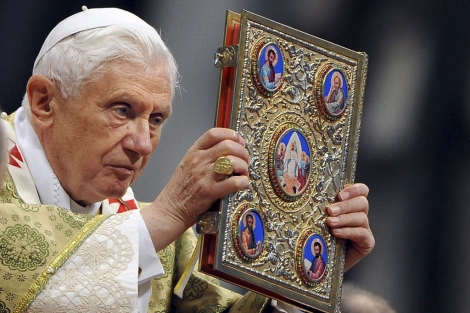 Benedicto XVI durante una misa en la Baslica de San Pedro. | Efe