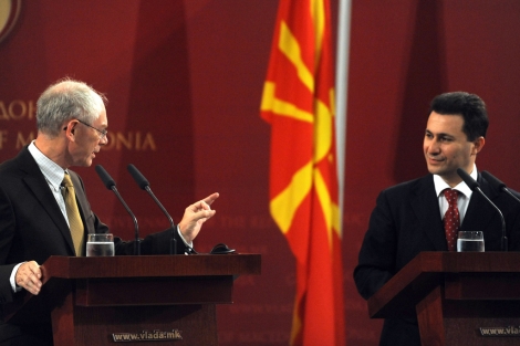 Van Rompuy habla con Nikola Gruevski, primer ministro de Macedonia. | Afp