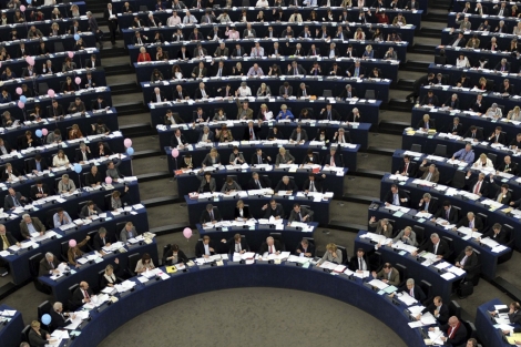 Los eurodiputados votan en el pleno de Estrasburgo. | AP