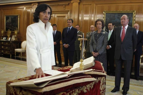 Rosa Aguilar jura como ministra de Medio Ambiente en presencia de los Reyes y el presidente Zapatero. | Reuters
