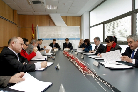 Los alcaldes de los ayuntamientos colaboradores durante la firma del convenio | Cabalar (Efe)
