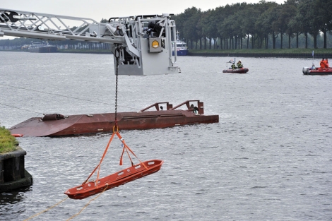 Las operaciones de rescate en el canal de Amsterdam. | Afp