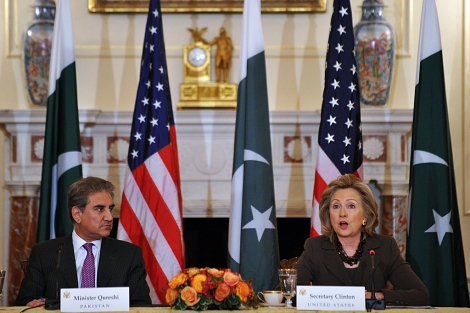 El paquistan Mahmud Qureshi y la estadounidense Hillary Clinton, hoy en Islamabad. | Afp