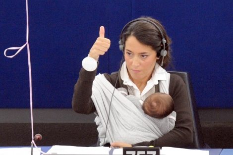 La eurodiputada Ronzulli (con su beb) vot a favor de ampliar la baja. | EFE