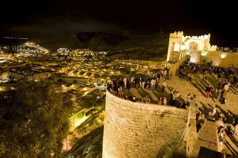 La Alcazaba de Almera, iluminada, con la ciudad extendindose a sus pies. | Efe