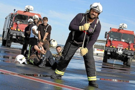 El lanzador de peso Manolo Martnez 'arrastra' a los bomberos. | Foto: Rosa Costales y Fran Crego