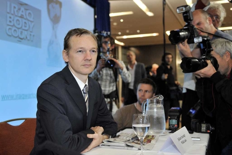 El fundador de Wikileaks al inicio de la rueda de prensa en Londres sobre la filtración. | AP