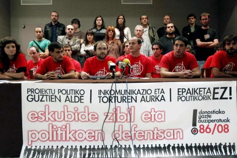 Rueda de prensa en San Sebastián en apoyo a los condenados de Segi a 6 años de cárcel. | Efe