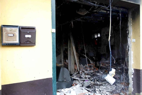 El fuego ha causado estragos en algunas dependencias interiores del edificio. | Efe
