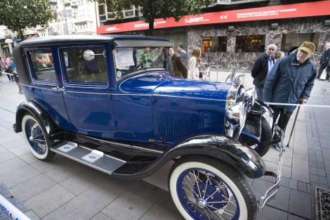 Un Ford Sedan de 1929 desafa el paso del tiempo en las calles vitorianas. | Efe