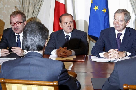 Reunin de emergencia entre Berlusconi, Maroni (izda.), Bertolaso (dcha.) y Caldoro (de espaldas) por la crisis de la basura en Npoles. | Reuters
