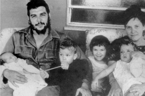 Foto de archivo del guerrillero con su segunda mujer y sus hijos. | Crculo de Bellas Artes