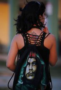 Una joven con una mochila con su fotografa. | Javier Galeano / AP