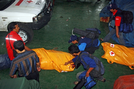 Los equipos de socorro rescatan a varias vctimas. | Afp