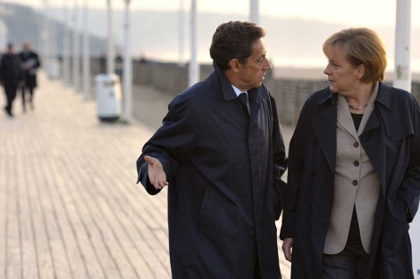 Sarkozy y Merkel pasean al lado de la playa en Deauville.| Afp