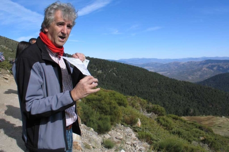 El paleontlogo Juan Luis Arsuaga muestra el sistema glaciar de Pealara.|Rosa M. Tristn