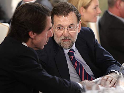 Aznar y Rajoy charlan durante la entrega de premios contra el terrorismo. | Reuters