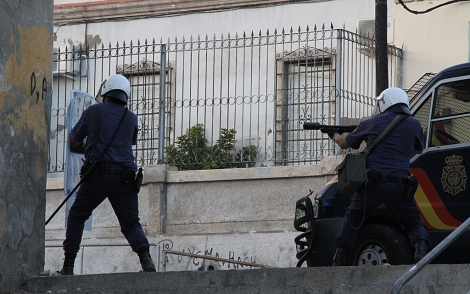 Dos agentes de polica intentan mantener el control de los disturbios. | Antonio Ruiz