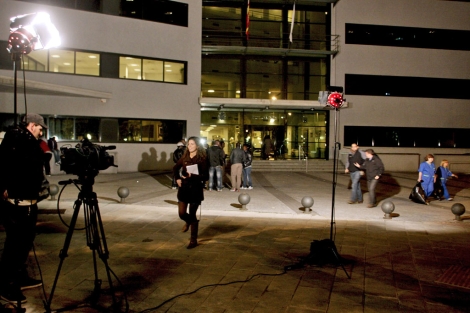 Periodistas a las puertas de los juzgados de Lugo el martes por la noche. | Eliseo Trigo
