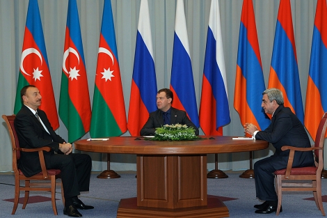 Ilham Aliev (Azerbayn), Dimitri Medvedev (Rusia) y Serge Sarkisin (Armenia), hoy en Astracn, en el mar Caspio. | Afp