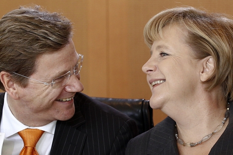 Guido Westerwelle, ministro de Exteriores alemn, junto a la canciller, Angela Merkel. | Reuters