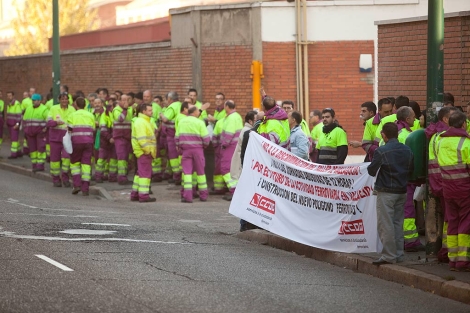 Cien trabajadores de Renfe protestan por las jornadas abusivas en ...