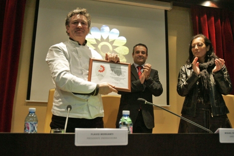 Flavio Morganti recoge el sello Energcocina para su local en la presentacin. | R. G.