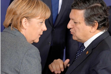 Merkel charla con Barroso durante la foto de familia.| Afp