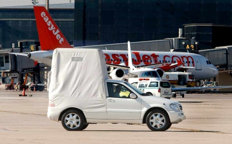 El 'papamvil' llega al aeropuerto de Barcelona. | Efe