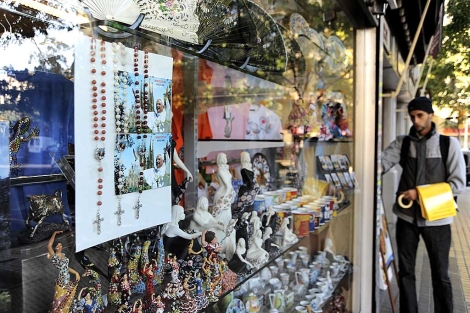 Una tienda cerca de la Sagrada Familia vende recuerdos de la visita del Papa. | Santi Cogolludo