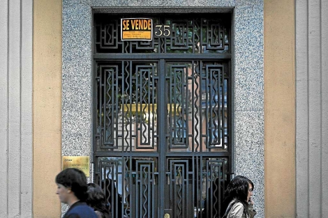 Cartel de un piso en venta en Madrid. | Antonio M. Xoubanova.