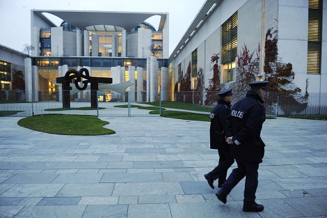 Dos policas ante la Cancillera, esta tarde en Berln. | Afp