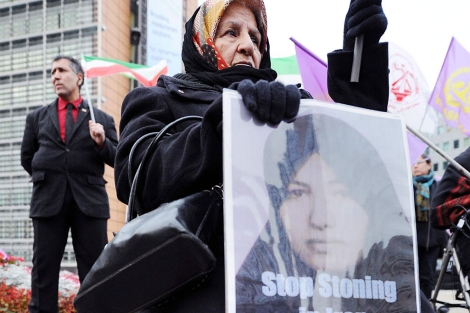 Una mujer iran protesta este mircoles ante el Consejo Europeo en Bruselas. | AP