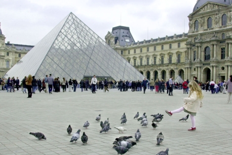 Turistas haciendo cola para entrar en el Museo del Louvre en París. | Ap.